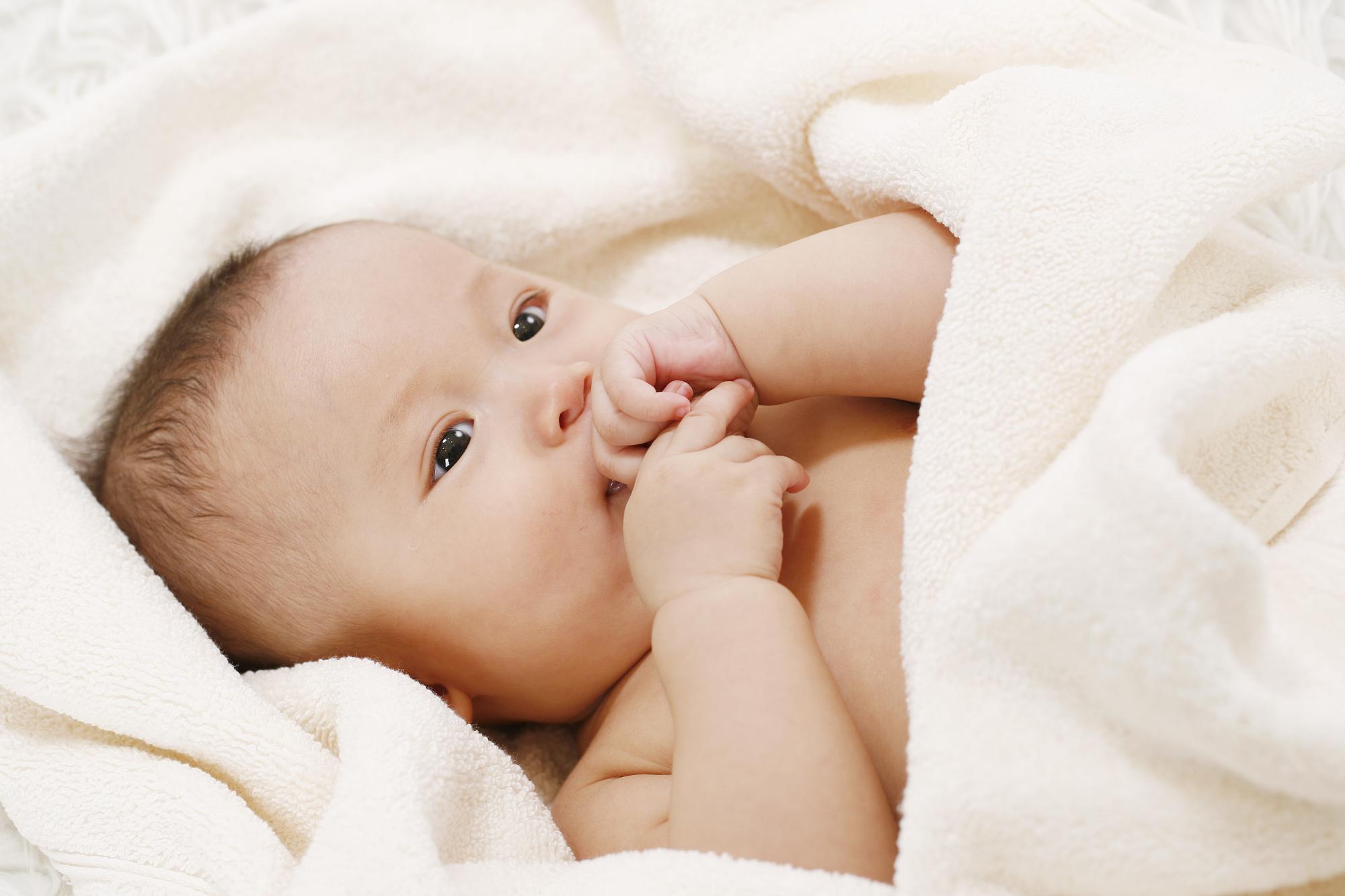 赤ちゃんが指などを吸う理由とは 吸うと歯並びに影響する