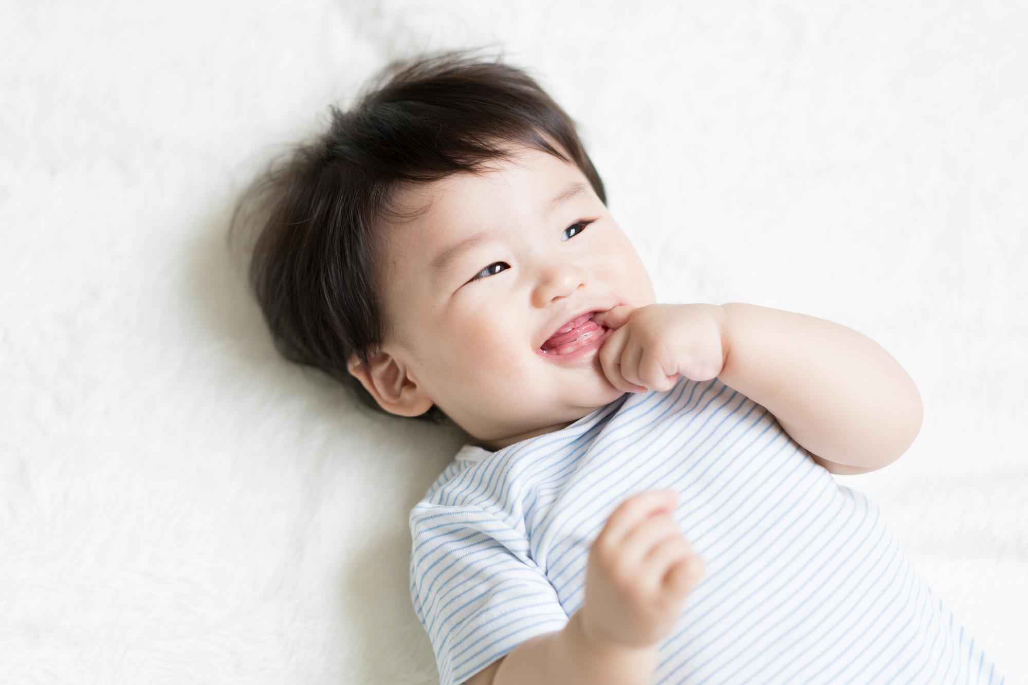 赤ちゃんが指などを吸う理由とは 吸うと歯並びに影響する