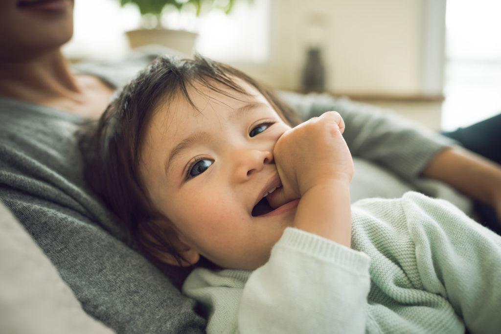 赤ちゃんが指などを吸う理由とは？吸うと歯並びに影響する？