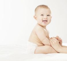 赤ちゃんの舌が白いのはカビ!?対処法と予防法も併せて解説のアイキャッチ