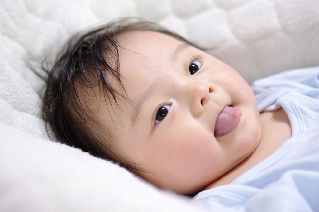 赤ちゃんが舌を出すのは何のサイン？もしかして病気？よくある心配に答えます！